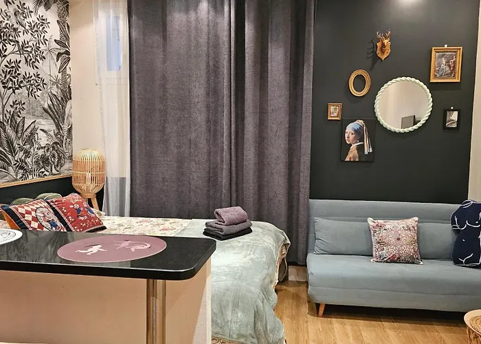 Nearby Tour Eiffel Rich Area In * פריז